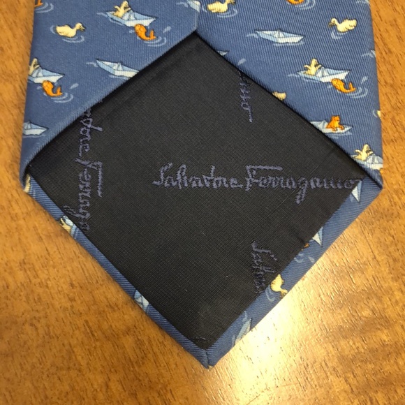 Salvatore Ferragamo 100% blue silk tie featuring paper boat with duck and fish - Picture 4 of 7